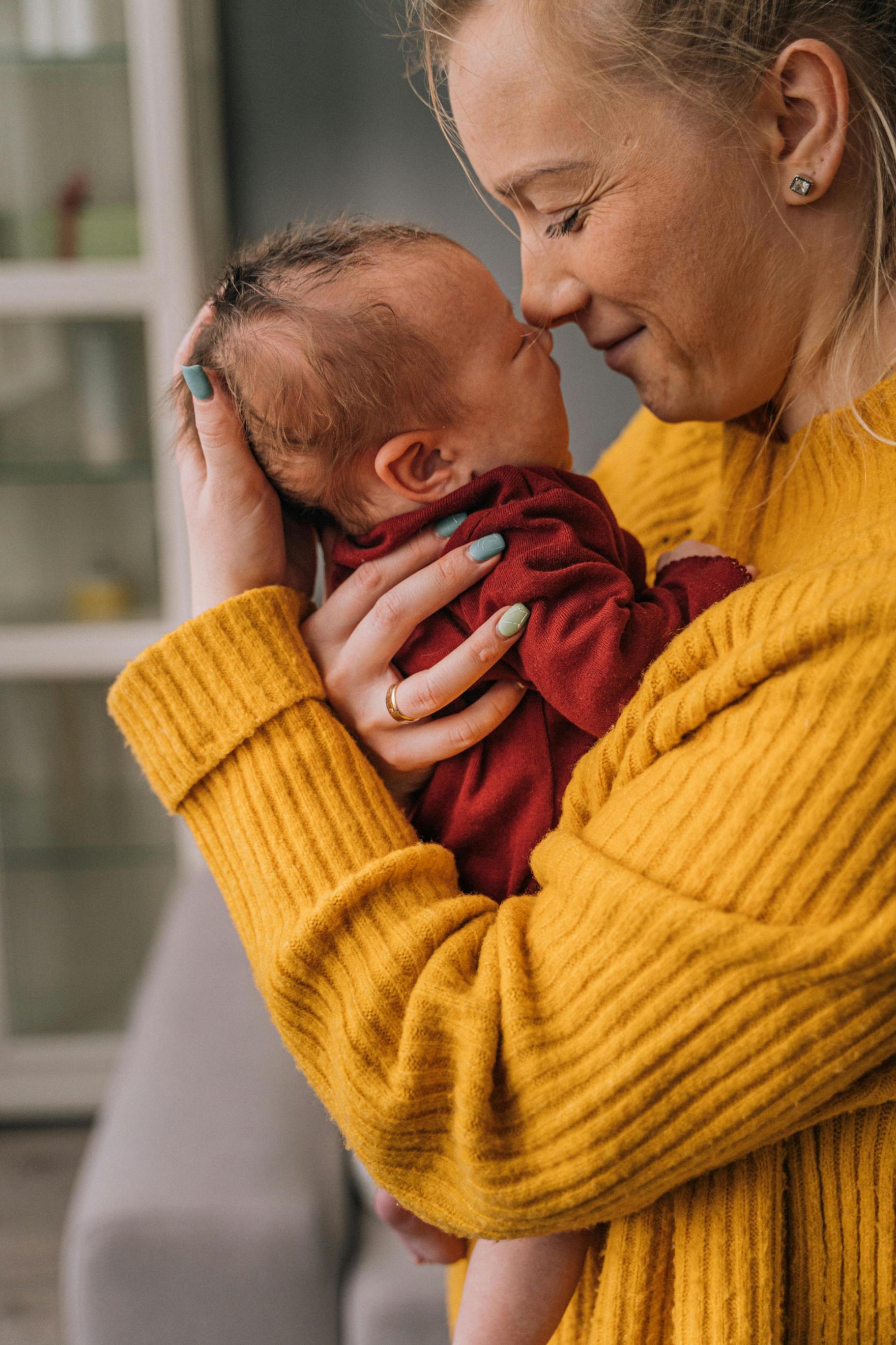 Deze afbeelding symboliseert de uitdaging van het combineren van moederschap en carri&egrave;re na de bevalling. Van het herstellen van je lichaam tot het regelen van opvang voor je baby, deze reis vraagt om planning, geduld en ondersteuning.